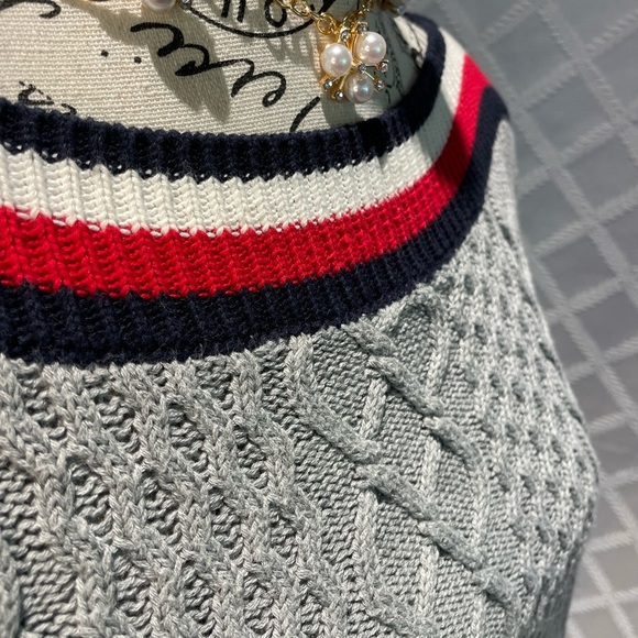 Tommy Hilfiger Gray Cable Knit Boatneck Sweater with Red Accents Size Large - Picture 4 of 11